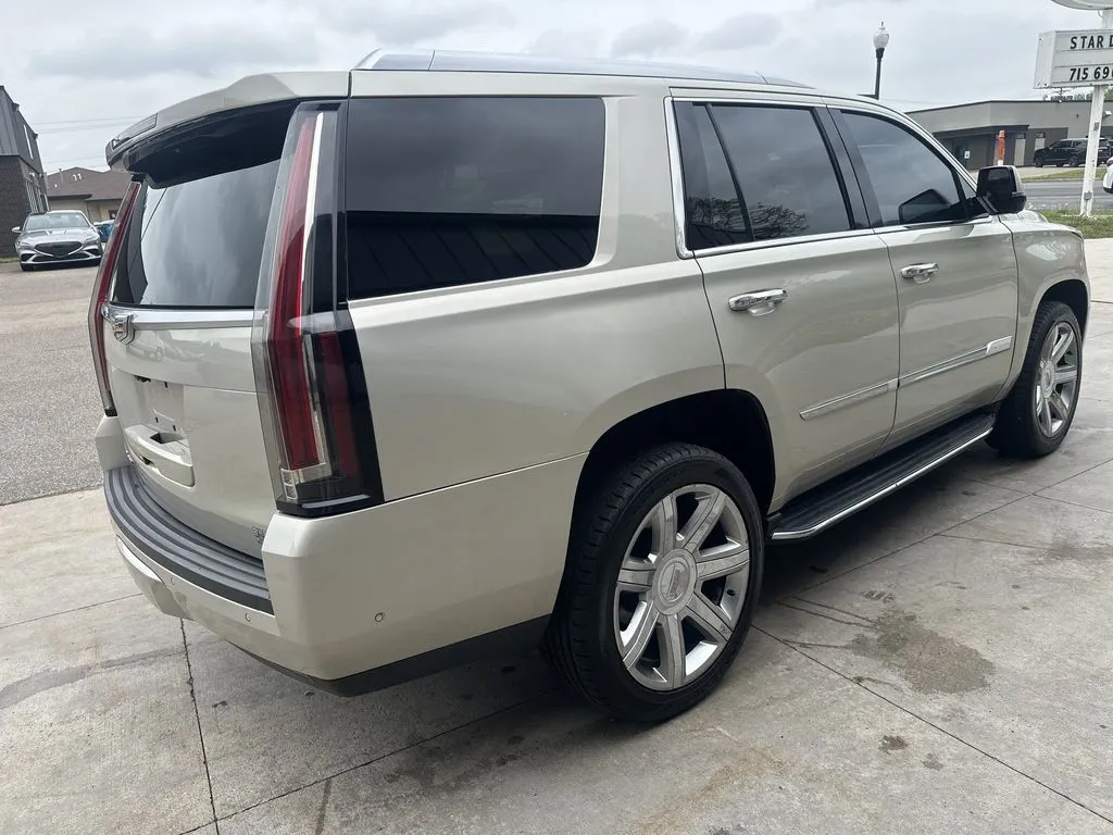Cadillac Escalade photo 2