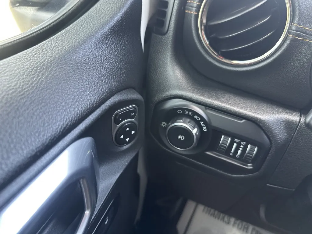 Jeep Wrangler photo 12