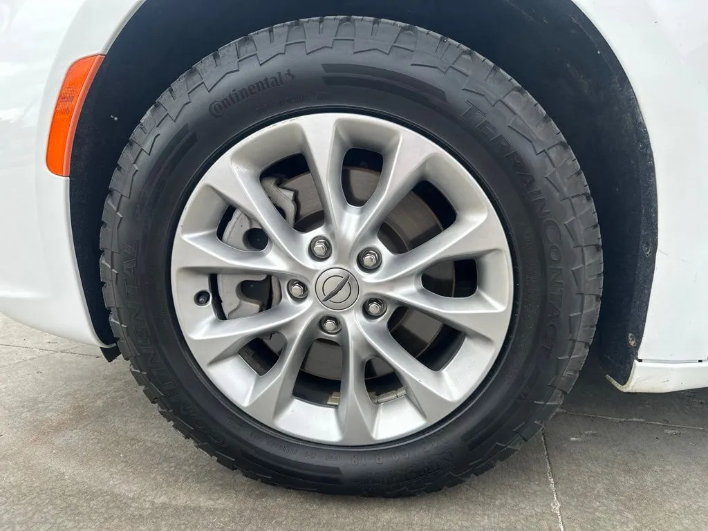 Chrysler Pacifica photo 18