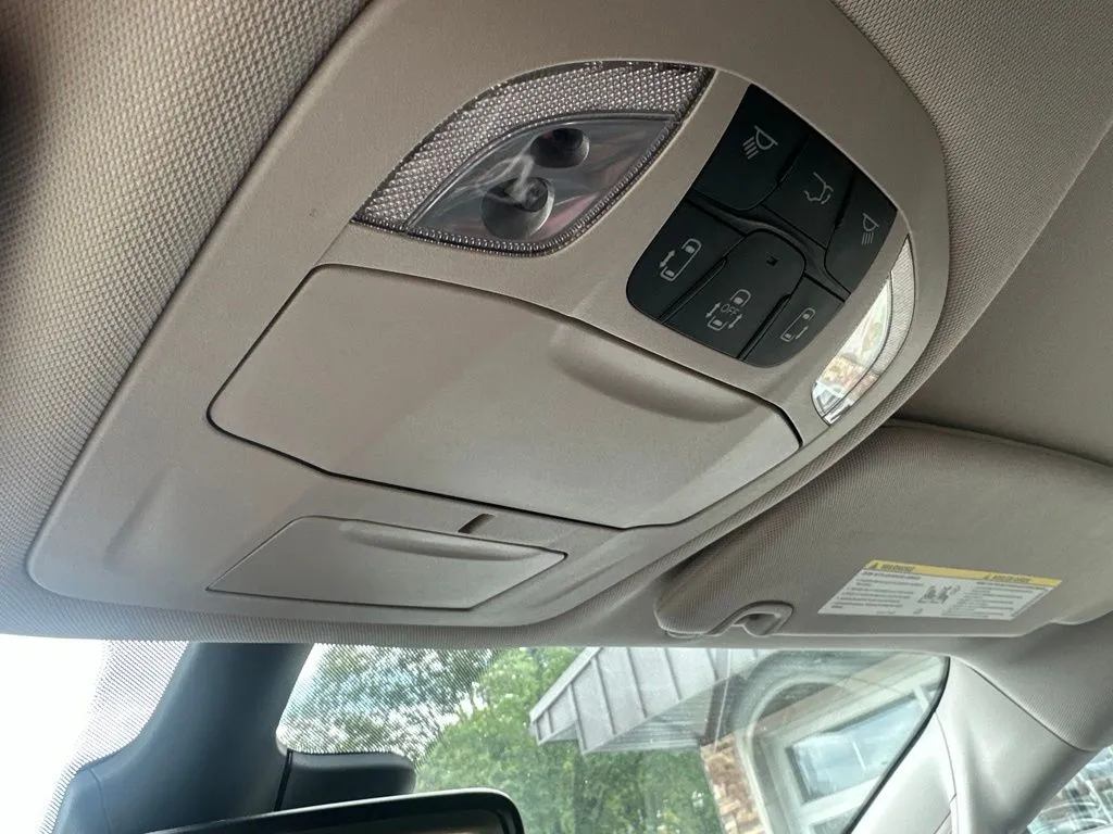 Chrysler Pacifica photo 14