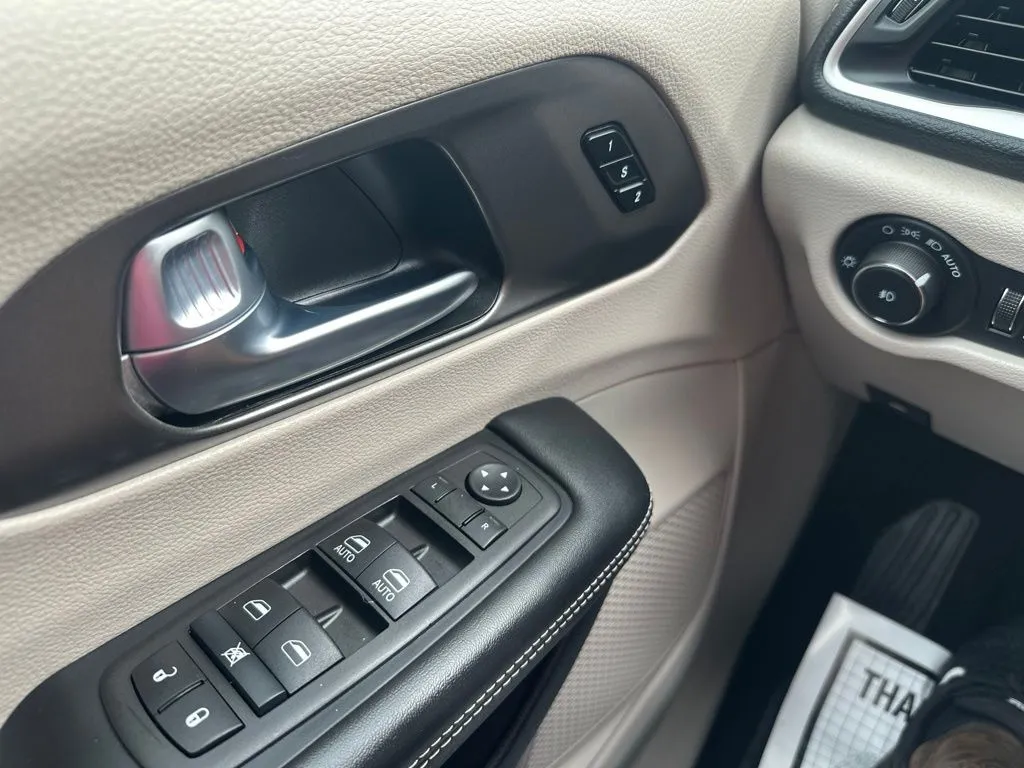 Chrysler Pacifica photo 13