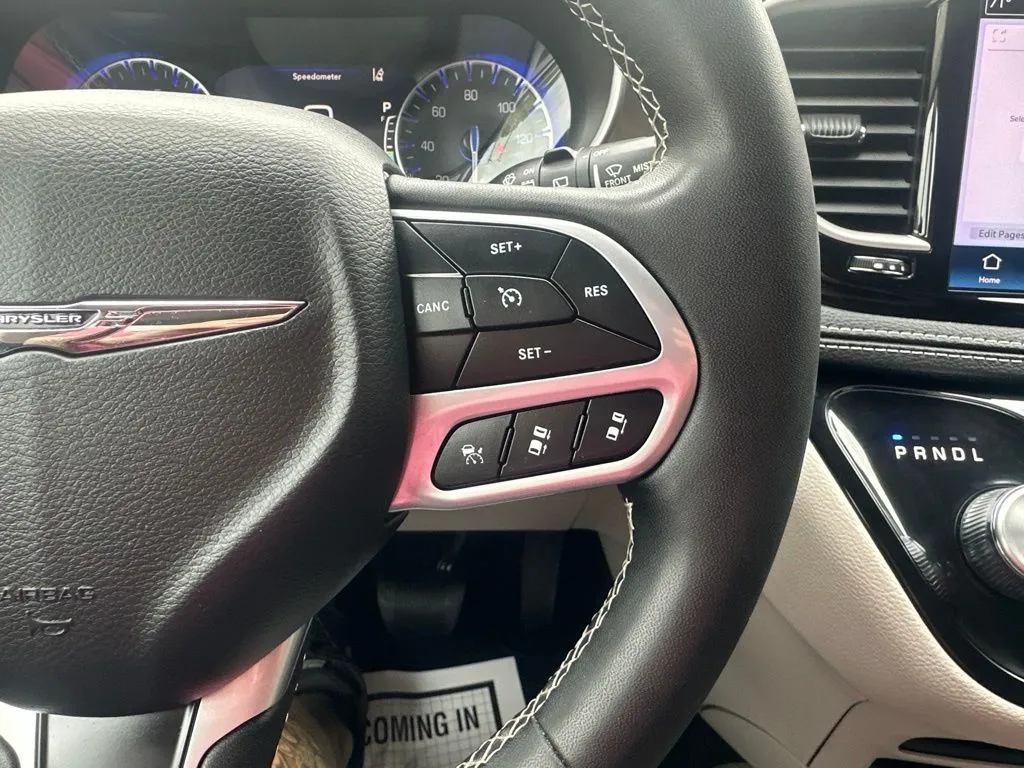 Chrysler Pacifica photo 11