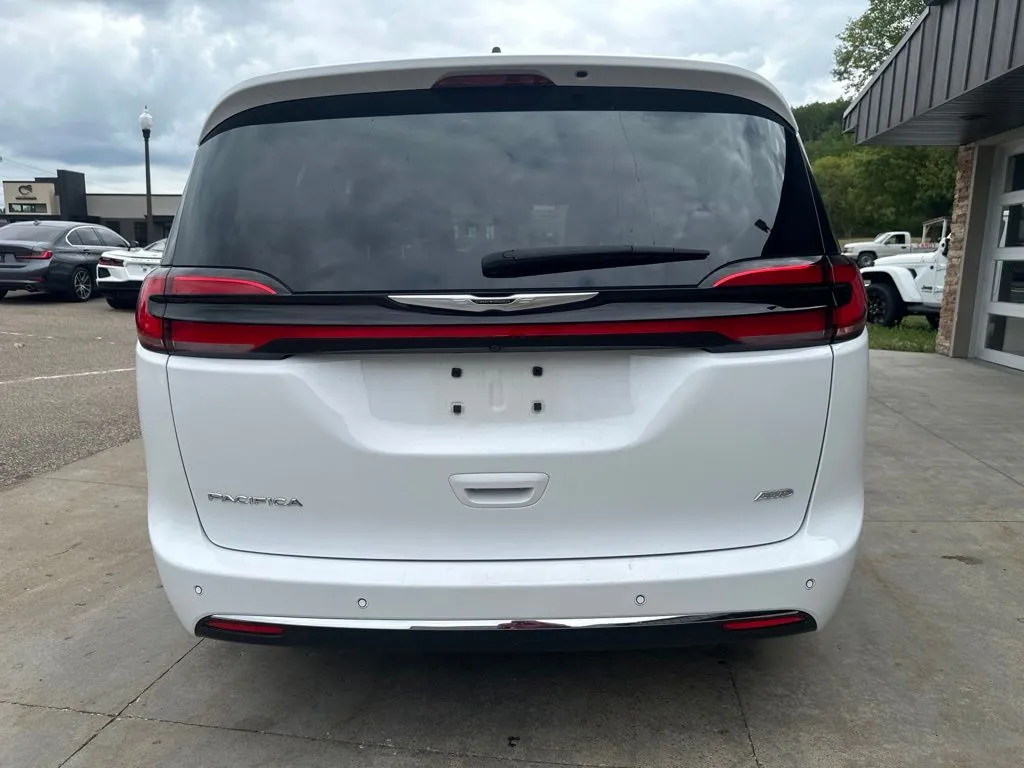 Chrysler Pacifica photo 25