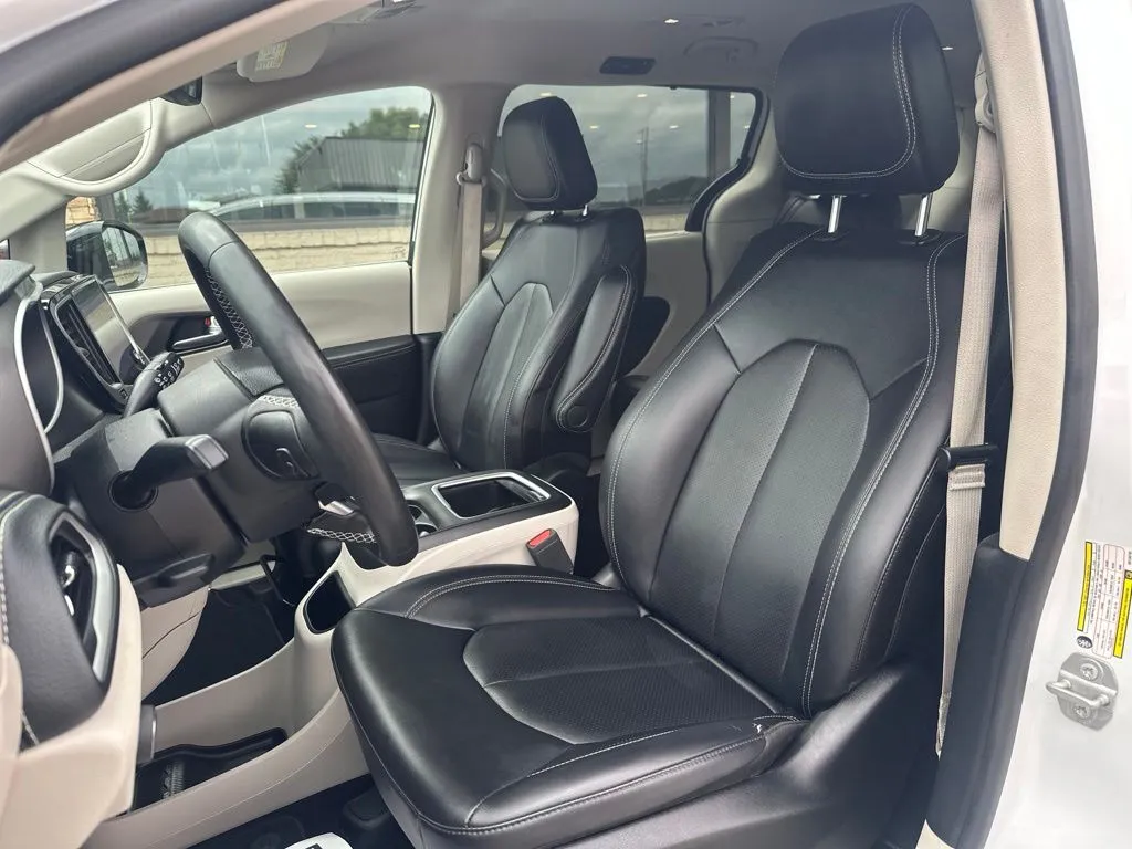 Chrysler Pacifica photo 16