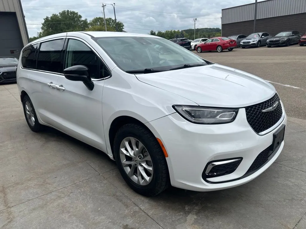 Chrysler Pacifica photo 20