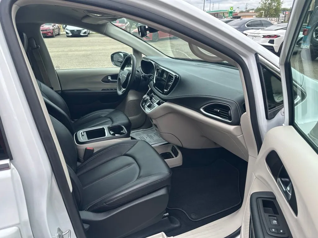 Chrysler Pacifica photo 21