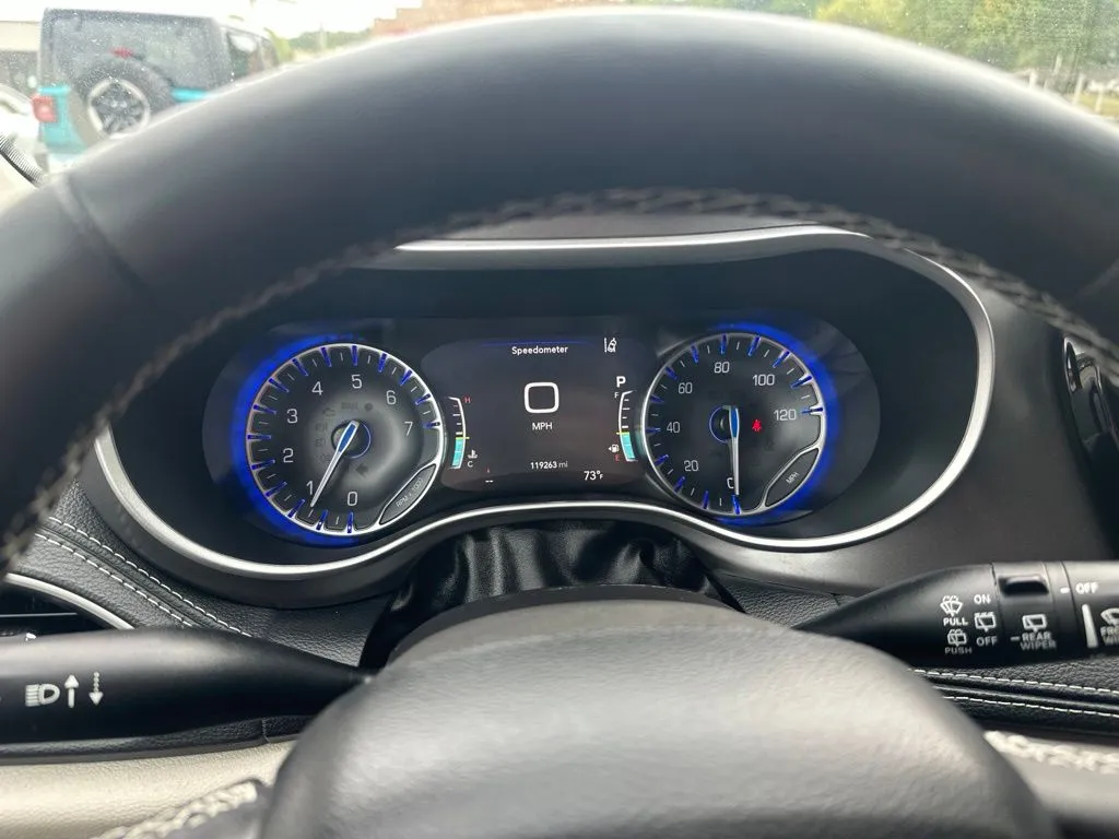 Chrysler Pacifica photo 8