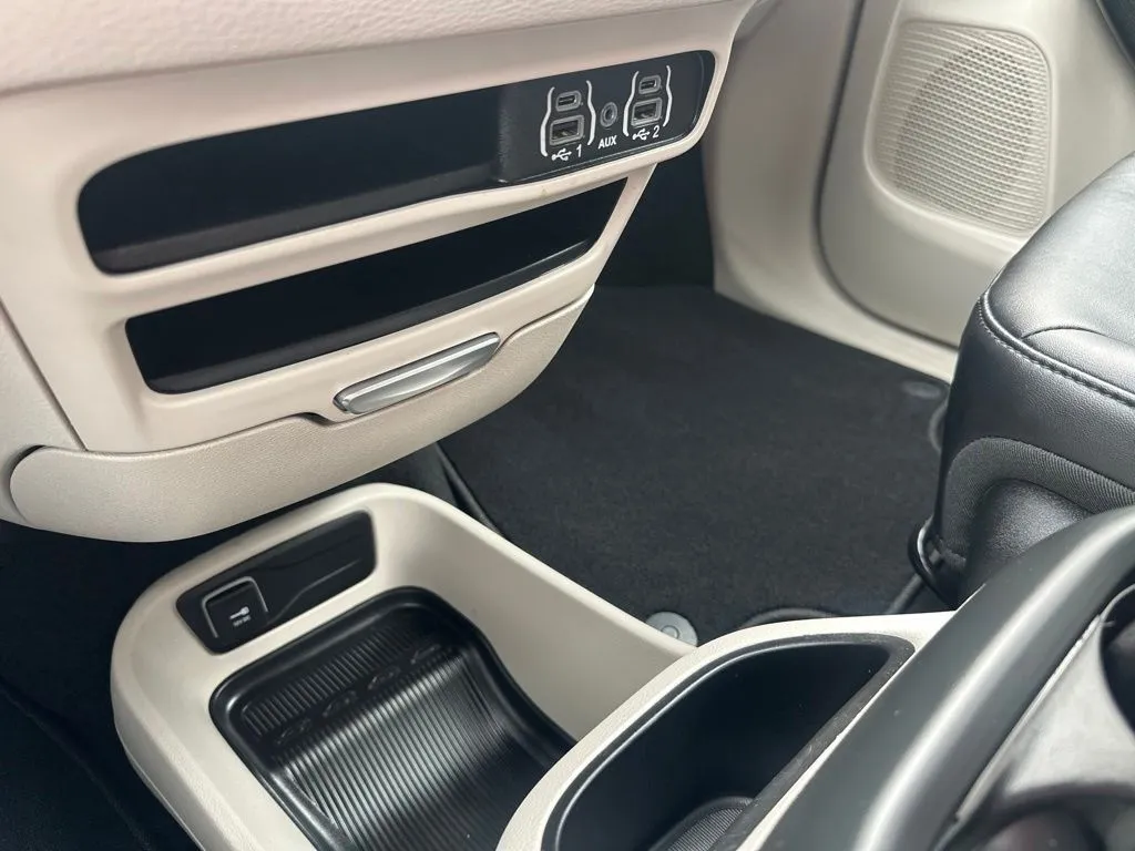 Chrysler Pacifica photo 10