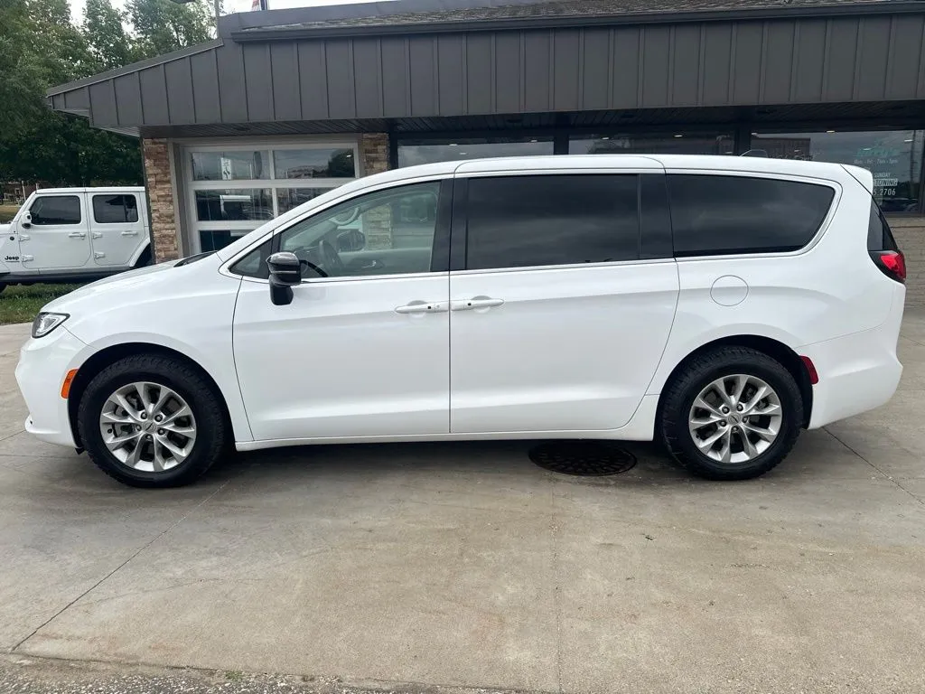 Chrysler Pacifica photo 17