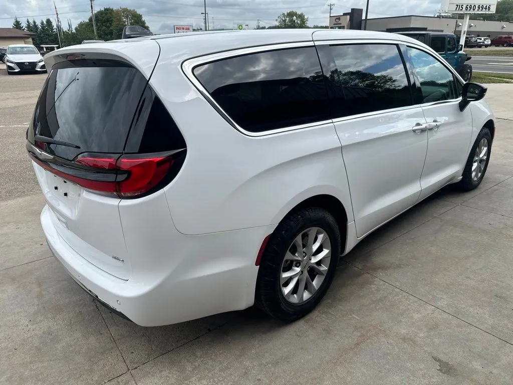 Chrysler Pacifica photo 2