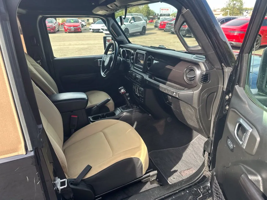 Jeep Wrangler photo 19