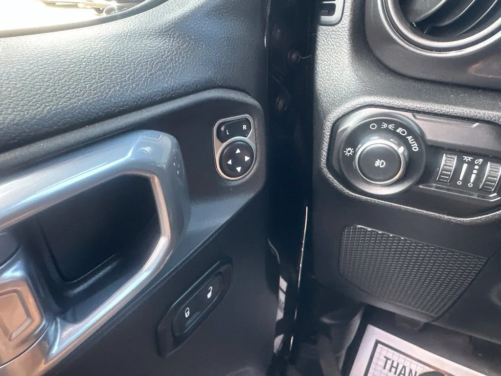 Jeep Wrangler photo 11