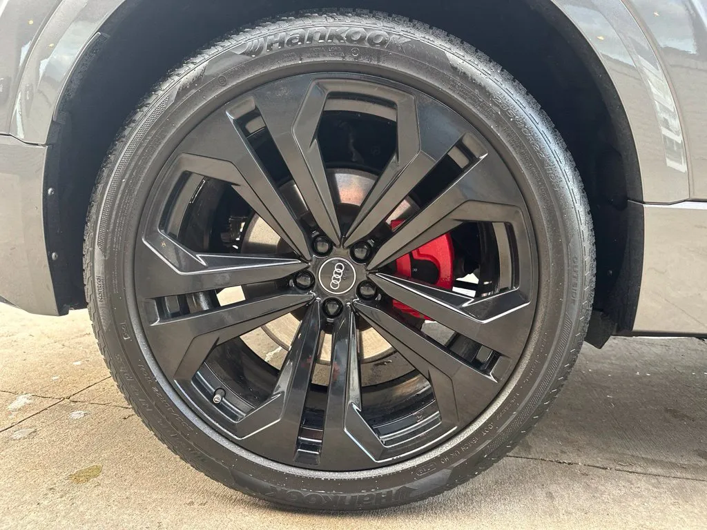 Audi Q8 photo 24