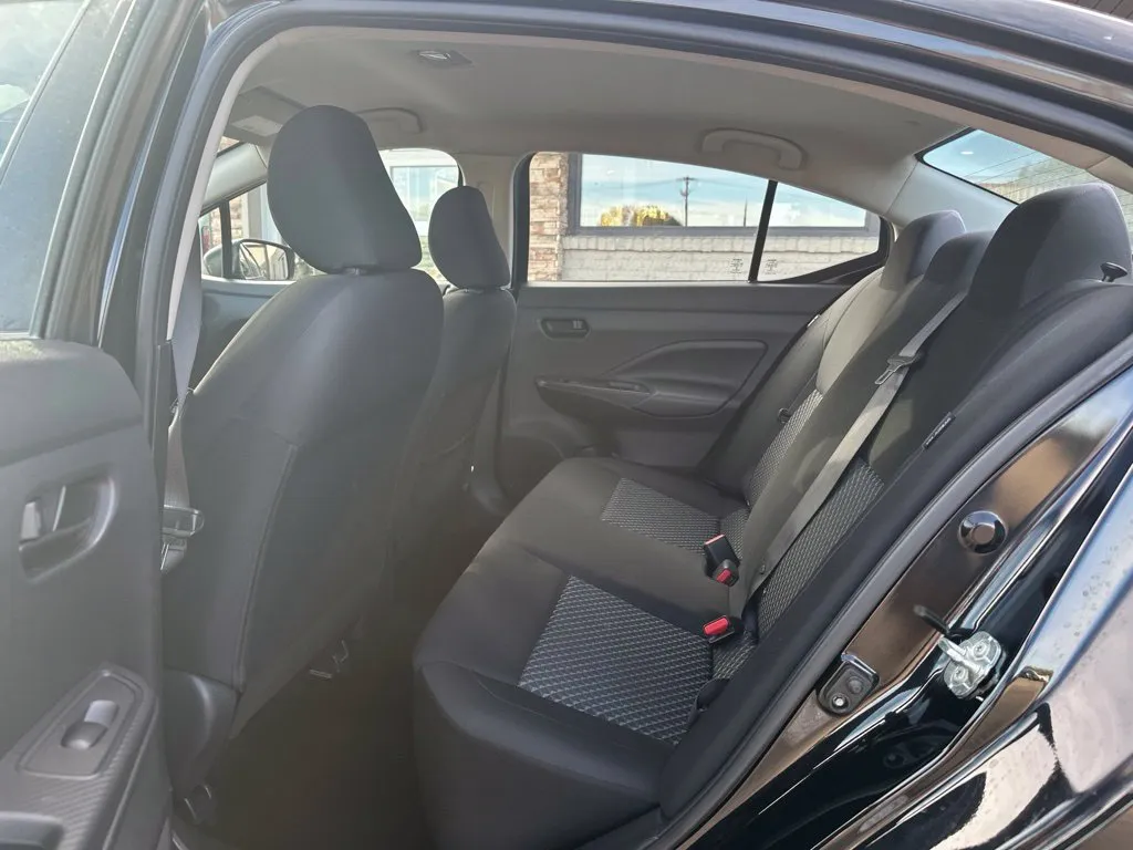 Nissan Versa photo 4