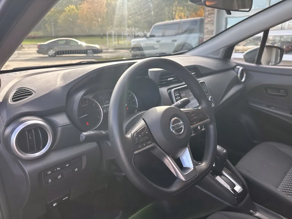 Nissan Versa photo 6