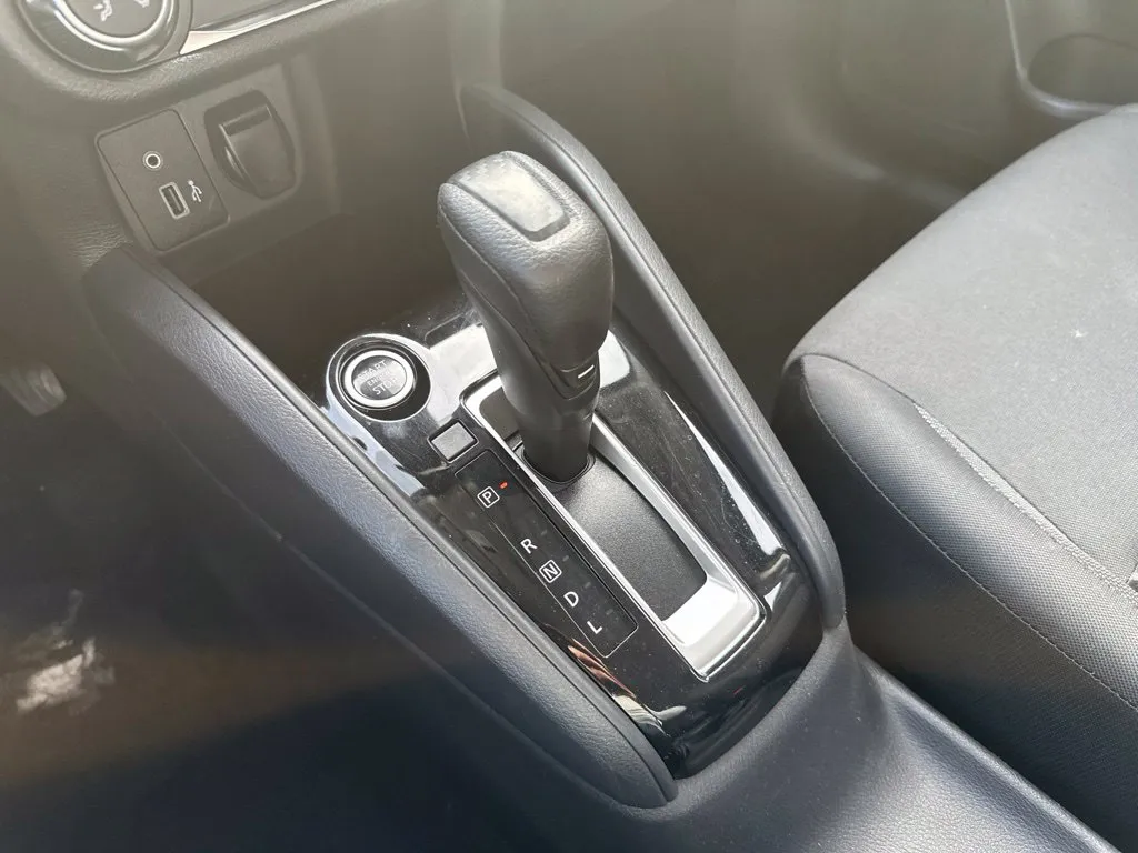 Nissan Versa photo 9