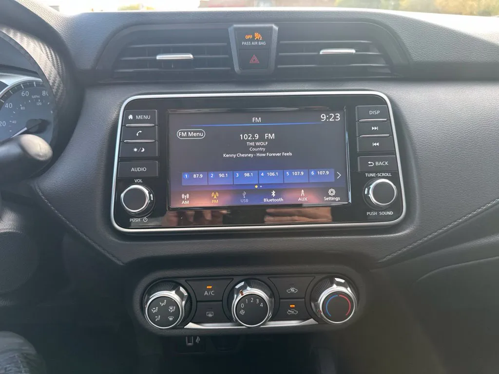 Nissan Versa photo 8