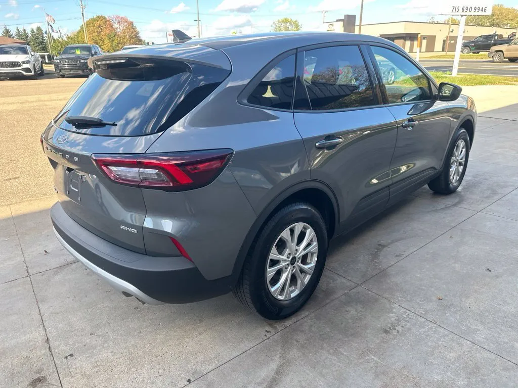 Ford Escape photo 2