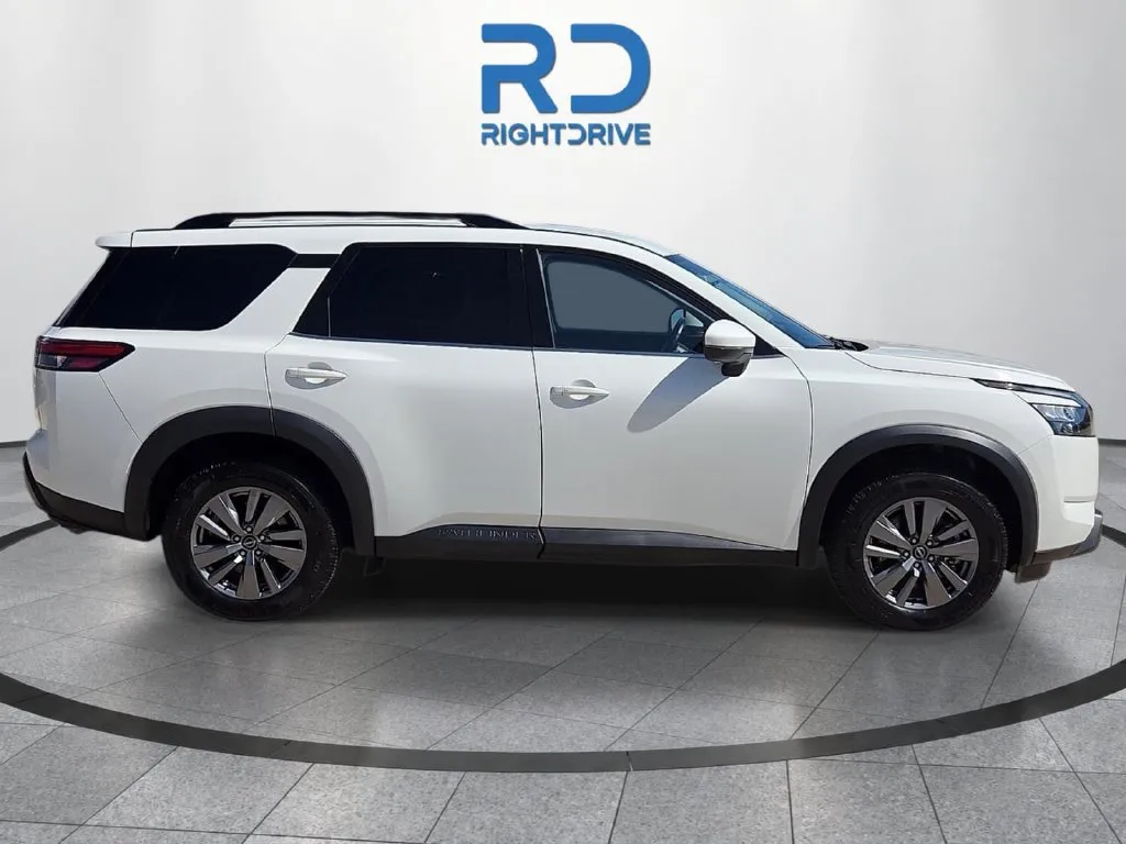 2025 Nissan Pathfinder SV thumbnail 2