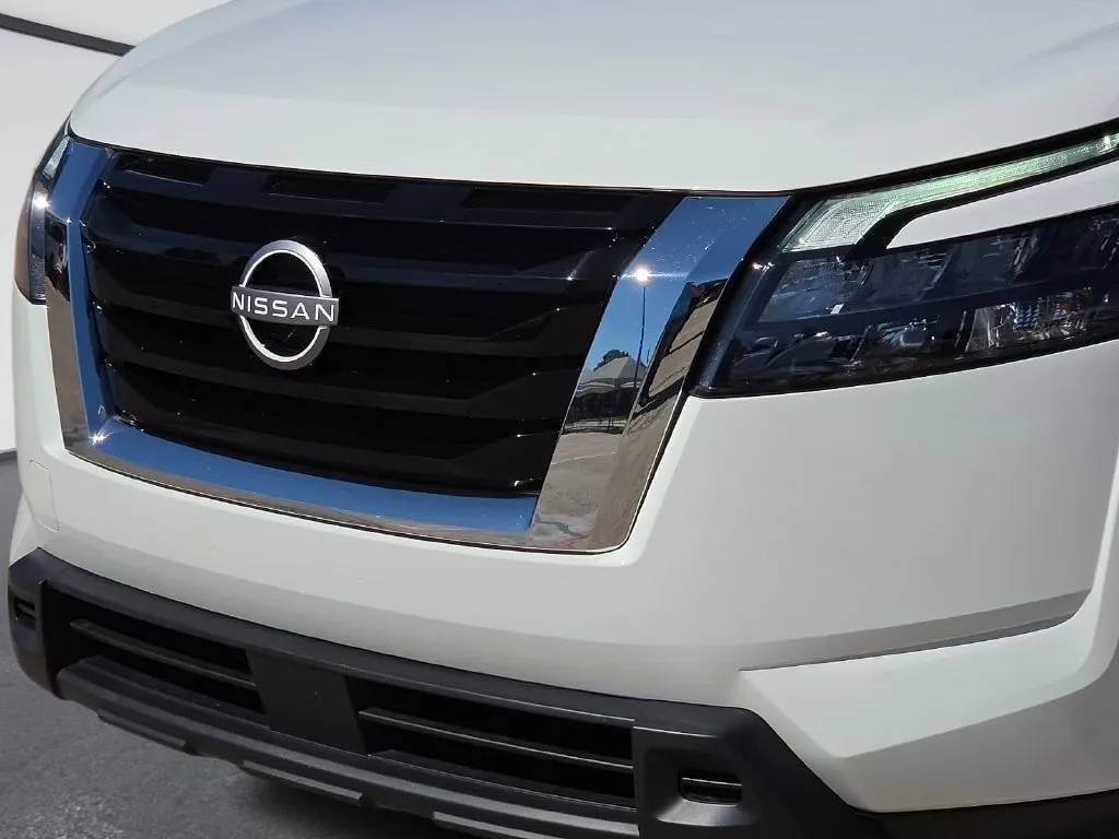 2025 Nissan Pathfinder SV thumbnail 7