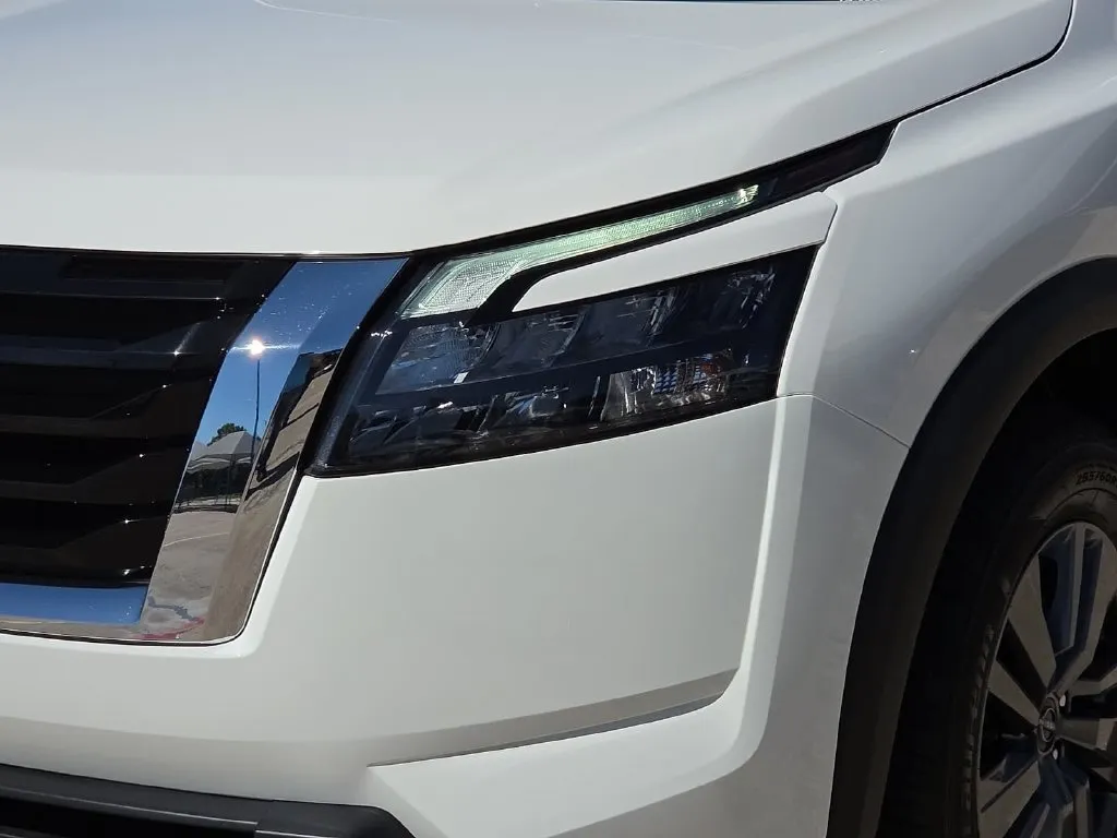 2025 Nissan Pathfinder SV thumbnail 8