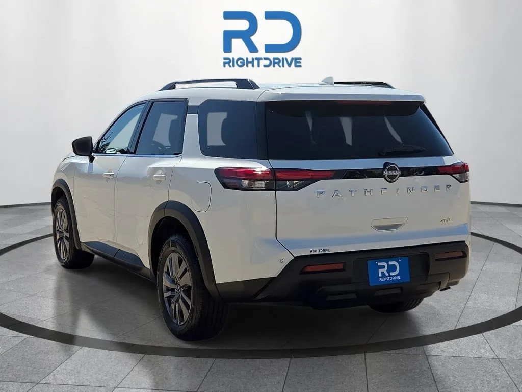 2025 Nissan Pathfinder SV thumbnail 4