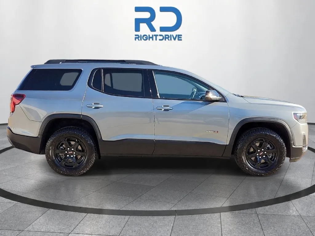2023 GMC Acadia AT4 thumbnail 2