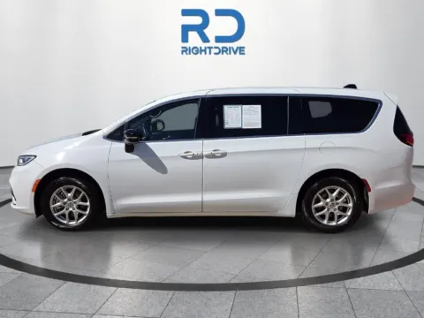 More photos of 2025 Chrysler Pacifica Select at RightDrive Fort Worth, TX