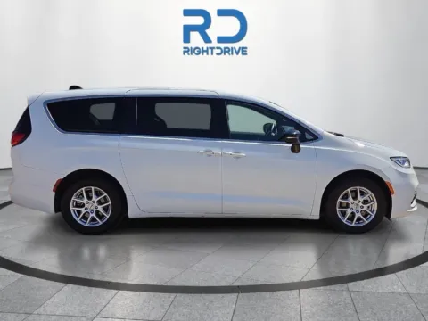 Photos of 2025 Chrysler Pacifica Select for sale in Fort Worth, TX at RightDrive Fort Worth