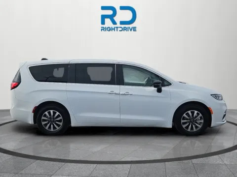 Photos of 2024 Chrysler Pacifica Hybrid Select for sale in El Paso, TX at RightDrive - 1791 Lee Trevino