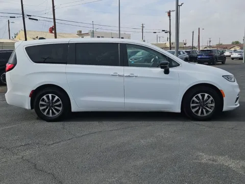 Photos of 2024 Chrysler Pacifica Hybrid Select for sale in El Paso, TX at RightDrive - 1791 Lee Trevino