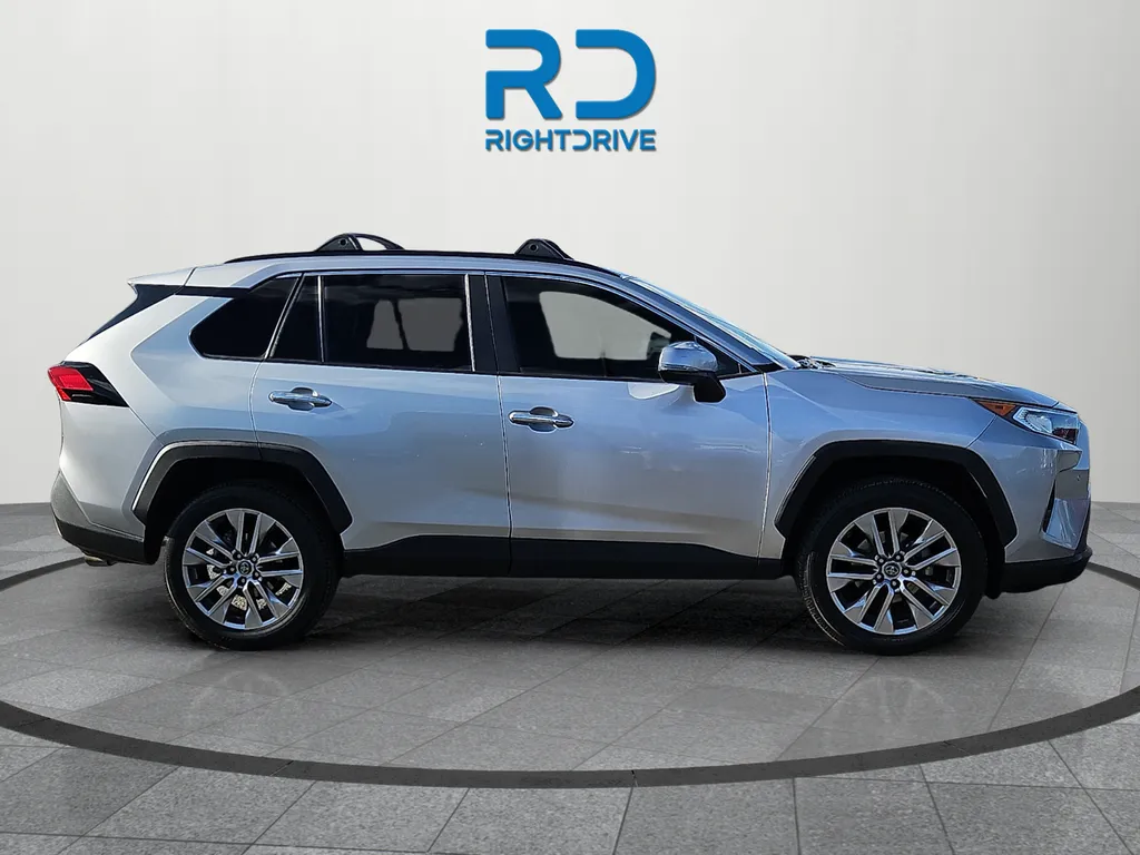 Toyota RAV4 photo 2