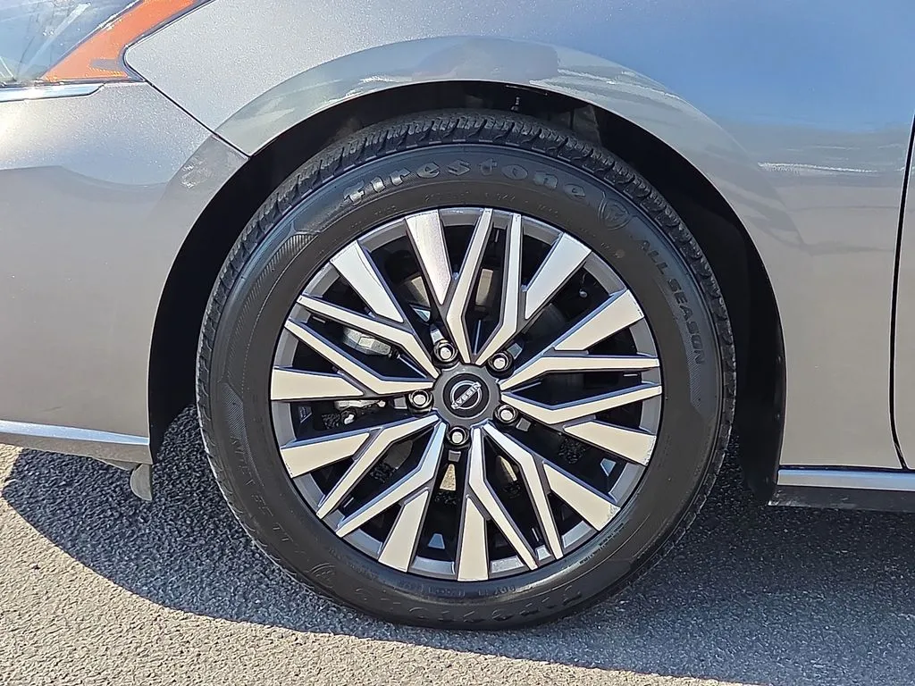 2023 Nissan Altima SV - Photo 9