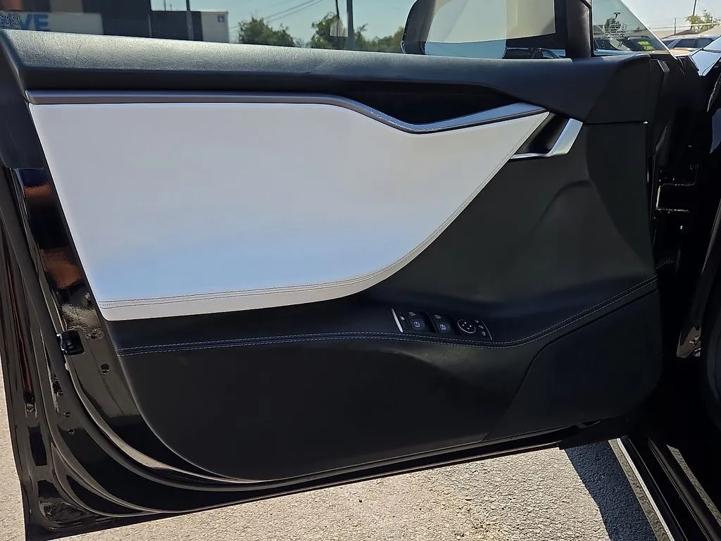 Tesla Model S photo 16