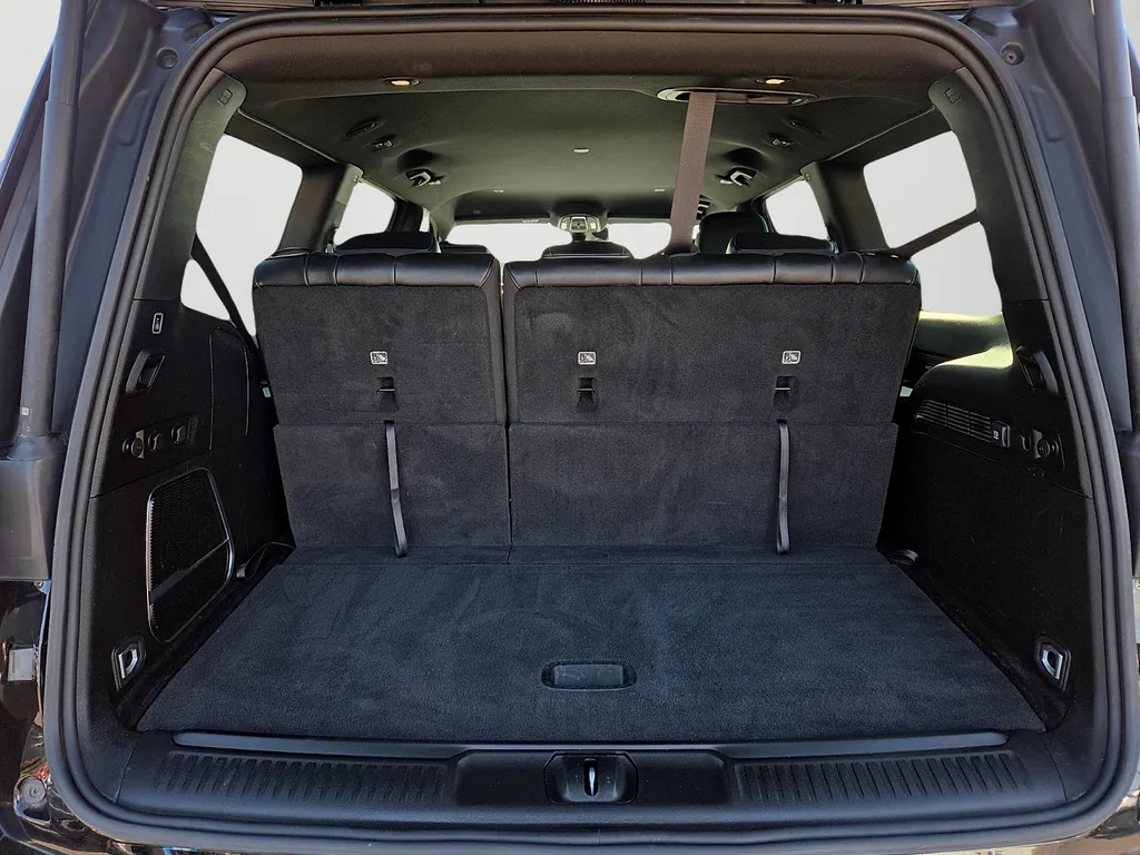 Jeep Wagoneer photo 13