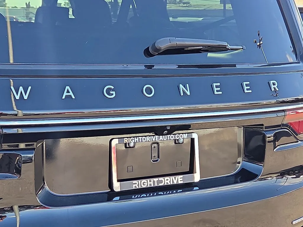 Jeep Wagoneer photo 12