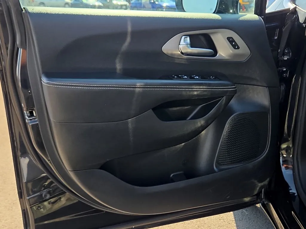 Chrysler Pacifica photo 16