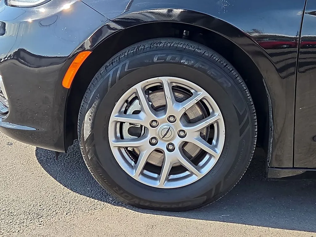 Chrysler Pacifica photo 9