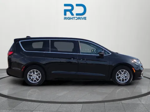 Photos of 2025 Chrysler Pacifica Select for sale in El Paso, TX at RightDrive - 1791 Lee Trevino