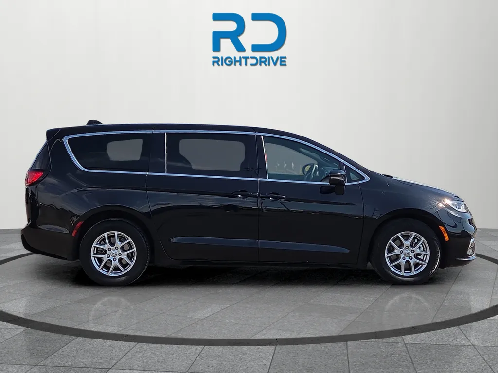 Chrysler Pacifica photo 2