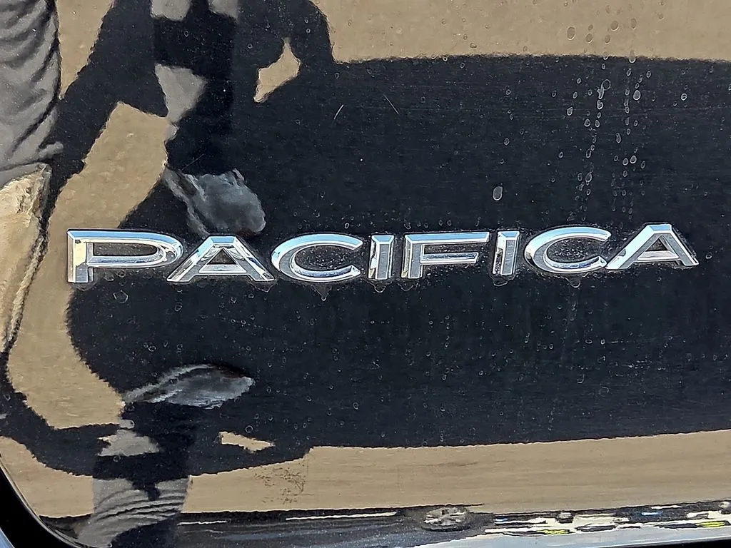 Chrysler Pacifica photo 11