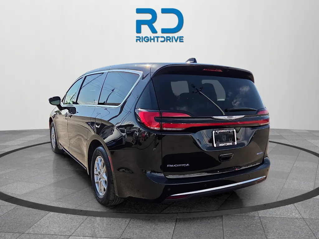 Chrysler Pacifica photo 4