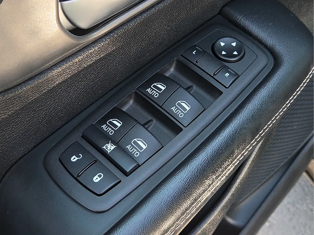 Chrysler Pacifica photo 17