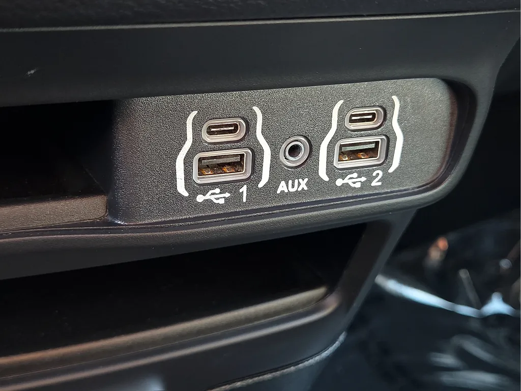 Chrysler Pacifica photo 20