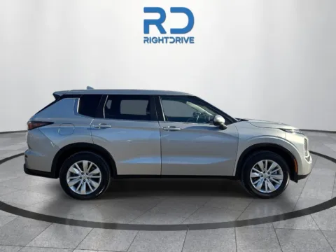 Photos of 2025 Mitsubishi Outlander ES for sale in El Paso, TX at RightDrive - 1791 Lee Trevino