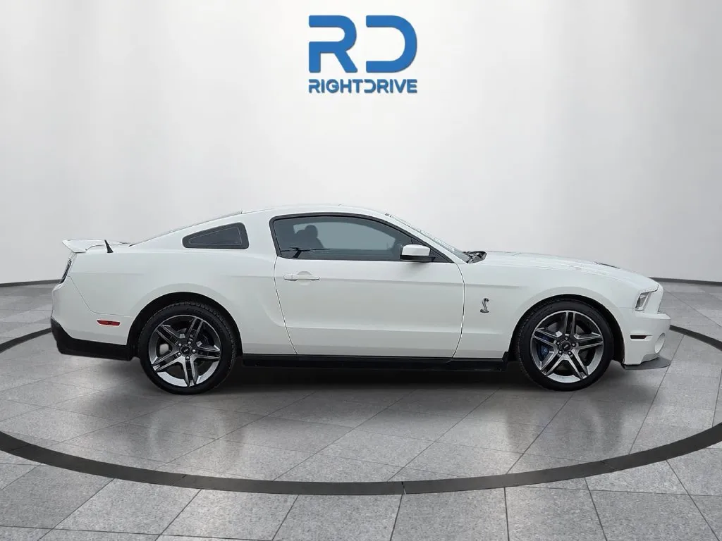 Ford Mustang photo 2
