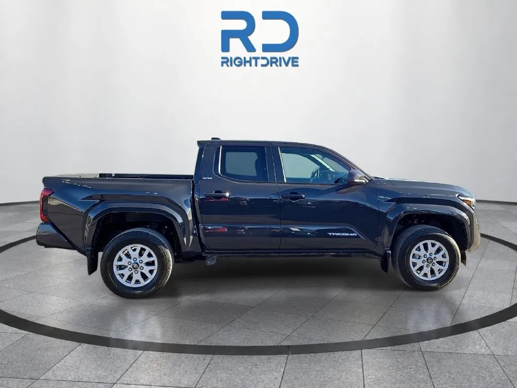 Toyota Tacoma photo 2