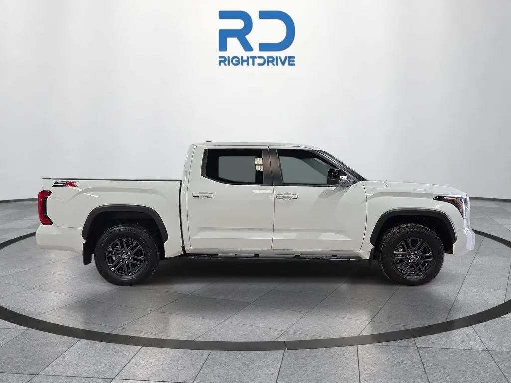 Toyota Tundra photo 2