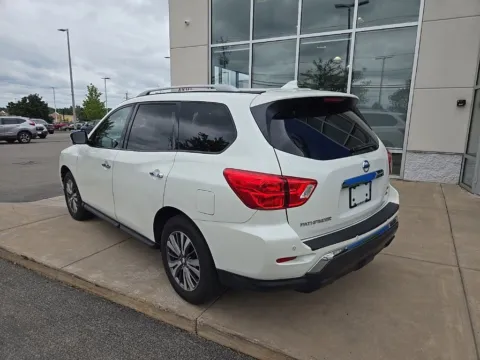 More photos of 2019 Nissan Pathfinder SL at Lia Honda Williamsville, NY