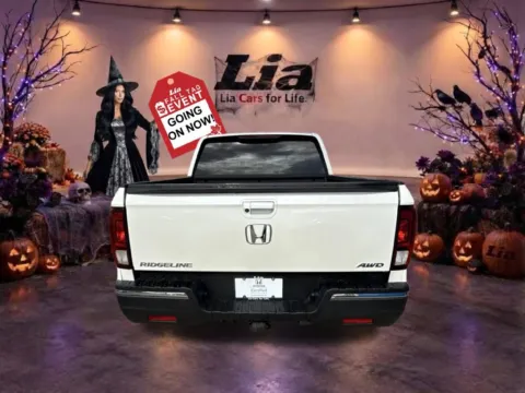 More photos of 2017 Honda Ridgeline RTL at Lia Honda Williamsville, NY